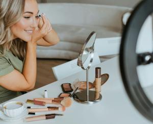 Kosmetyki napędzają influencer marketing w Polsce. 215 mln zł budżetu w pół roku